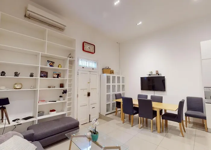 Spacious 3 Bedroom Maisonette