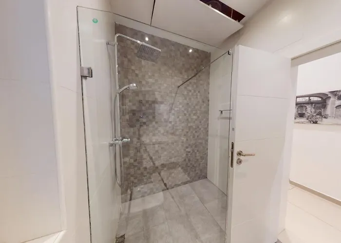 Spacious 3 Bedroom Maisonette Appartement