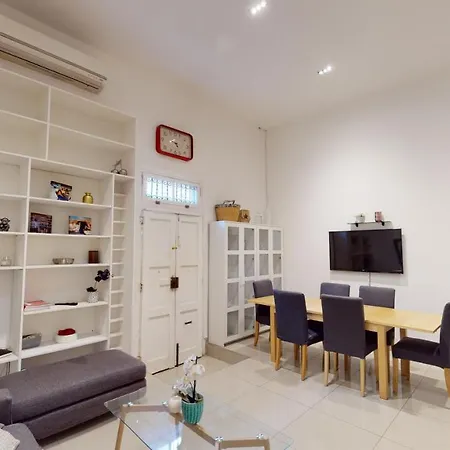 Spacious 3 Bedroom Maisonette
