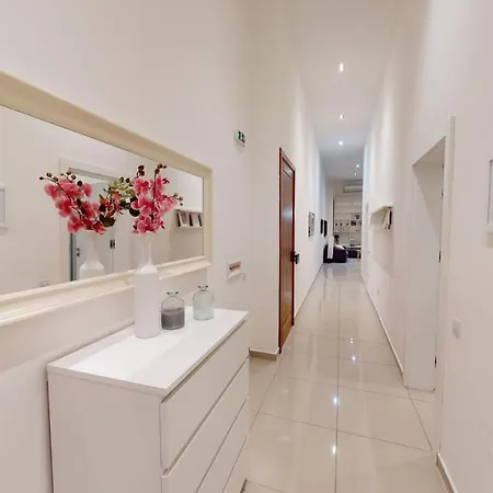 Spacious 3 Bedroom Maisonette דירה *