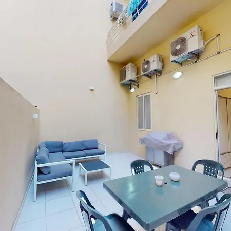 Spacious 3 Bedroom Maisonette