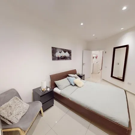 Spacious 3 Bedroom Maisonette דירה