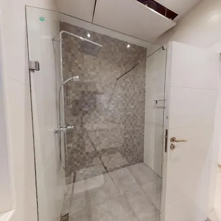 Spacious 3 Bedroom Maisonette Apartamento