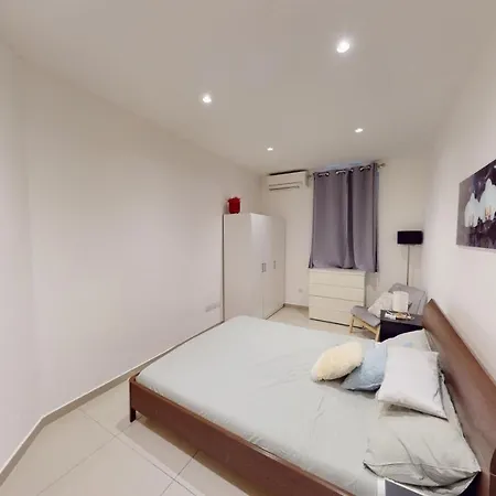 Spacious 3 Bedroom Maisonette דירה *