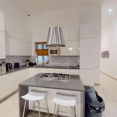 דירה Spacious 3 Bedroom Maisonette *