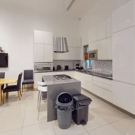 Spacious 3 Bedroom Maisonette