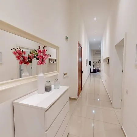 Spacious 3 Bedroom Maisonette Apartamento