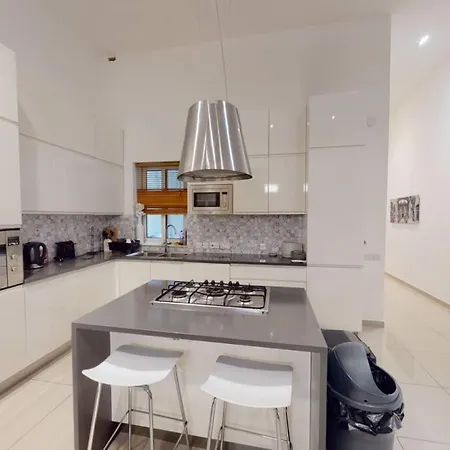 Spacious 3 Bedroom Maisonette Apartamento Sliema