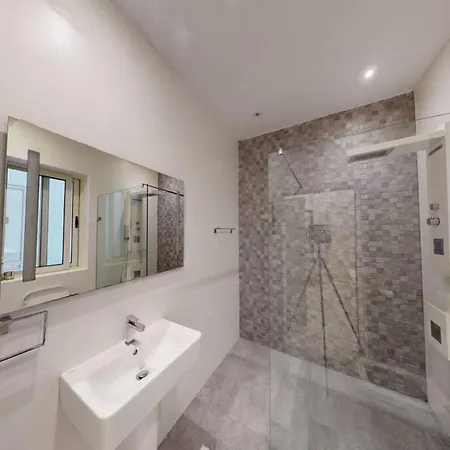 Spacious 3 Bedroom Maisonette Apartamento Sliema
