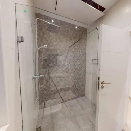 Spacious 3 Bedroom Maisonette Apartamento