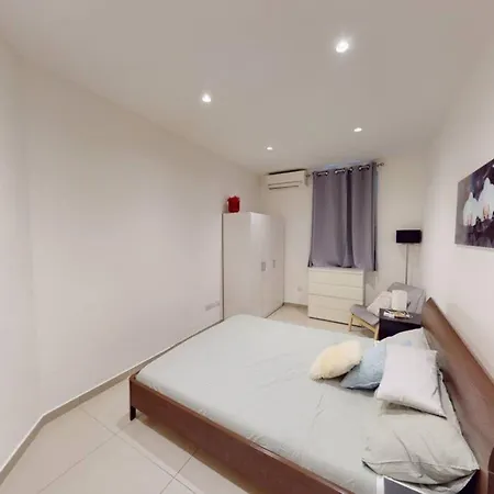 Spacious 3 Bedroom Maisonette Apartamento