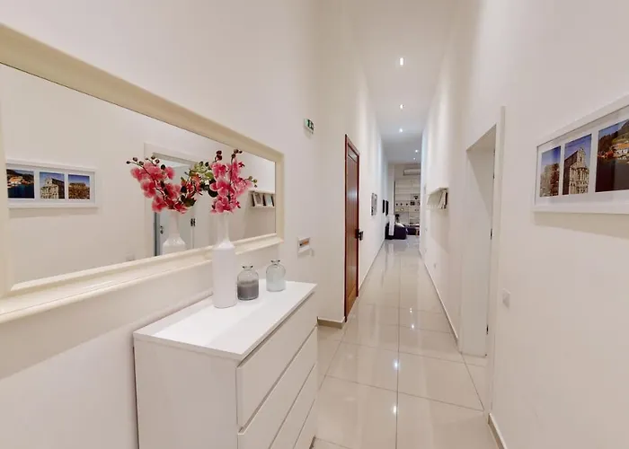 Spacious 3 Bedroom Maisonette Apartman *