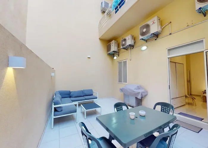 Spacious 3 Bedroom Maisonette
