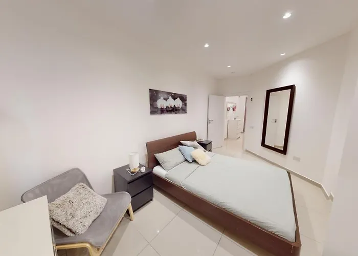 Spacious 3 Bedroom Maisonette Apartman