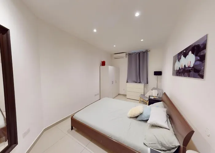 Spacious 3 Bedroom Maisonette Apartman *